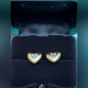 Tiffany&Co. 18K Yellow gold heart earrings!
